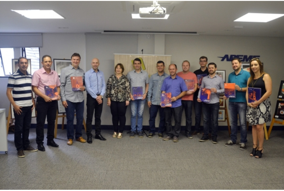 Catálogos destacam os móveis de Garibaldi