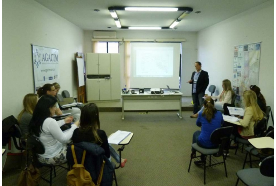 APEME promoveu curso "Técnicas de vendas" para lojistas e colaboradores