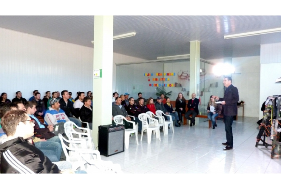 Modelo Vidros adere ao Projeto de Incentivo à Leitura