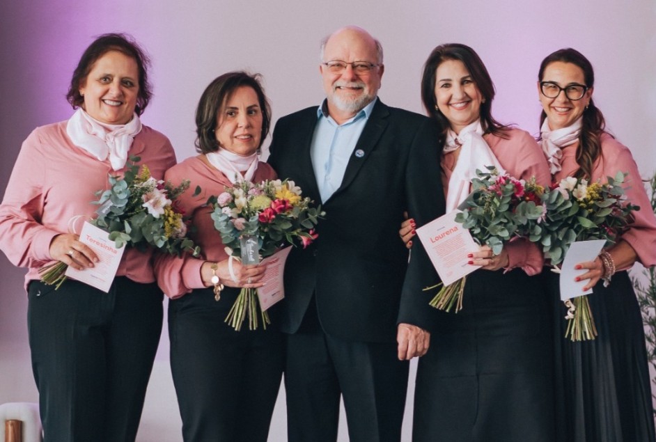 Voluntárias ativas desde a fundação da Apeme Mulher: Teresinha Ines Alberton Restelli, Enedi Mattuella Frá, Lourena Pedrucci e Carla Casagrande, ao lado do ex-presidente Adilson Antonio Frá