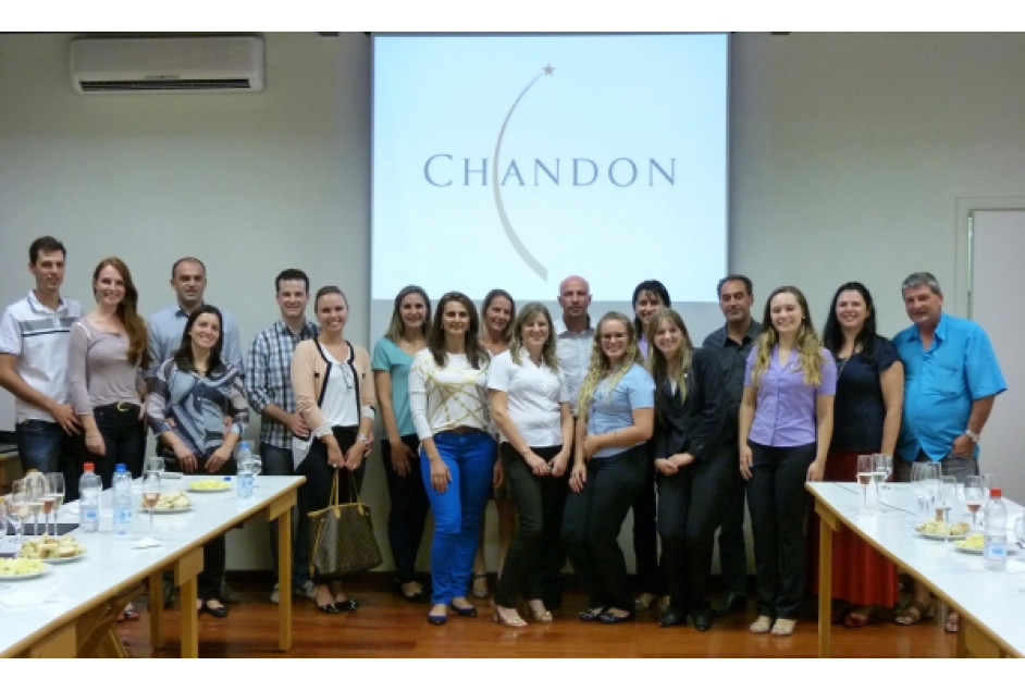 Diretores e colaboradores da APEME visitam a Vinícola Chandon