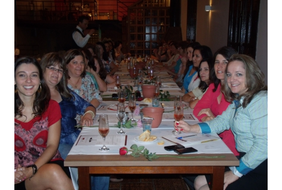 Mulheres conhecem a história do espumante