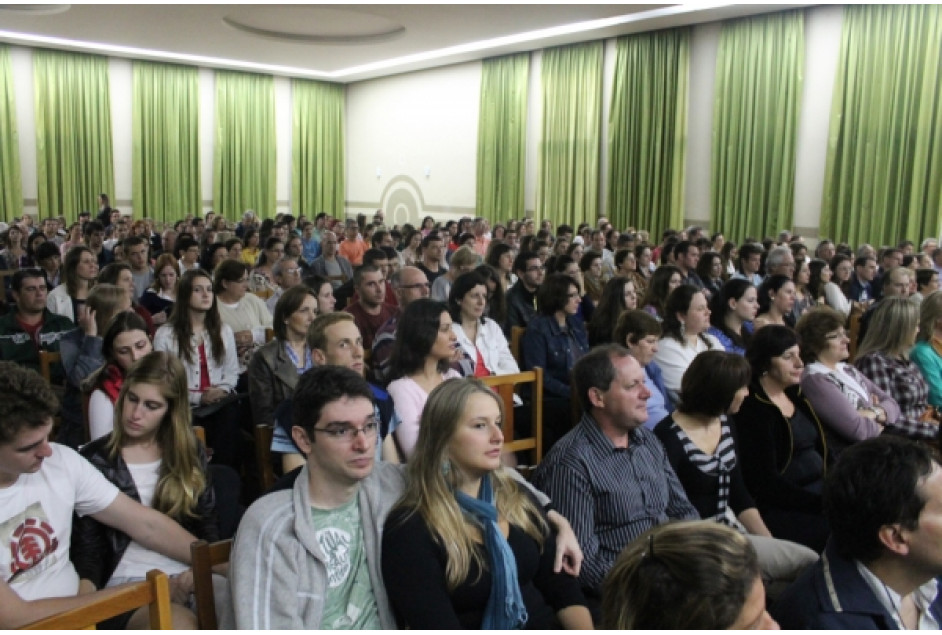 Espetáculo Teatral "5º andar, por favor!" diverte 400 pessoas