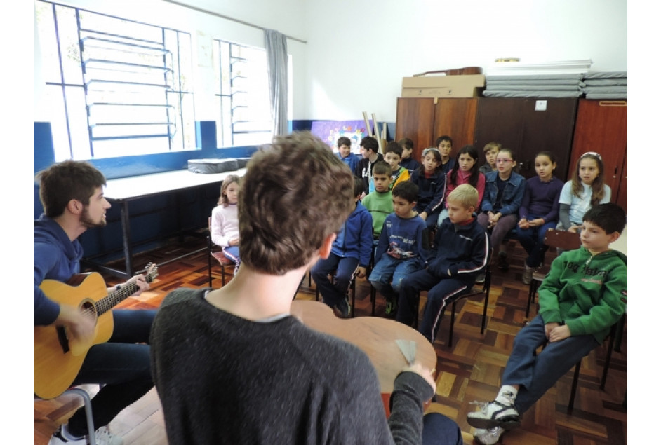 Crianças da EMEF Anita Garibaldi participaram de aula diferente de Música