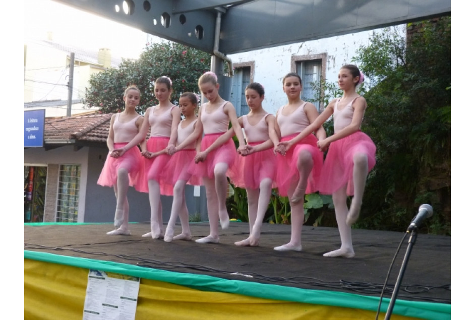 Crianças do Projeto "Crescendo com a Dança" apresentam-se na Semana Cívica