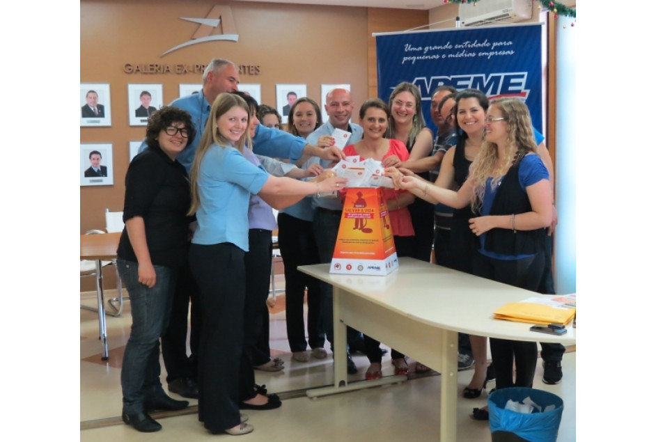 Equipe e direção APEME fazem doação à Campanha aos Bombeiros