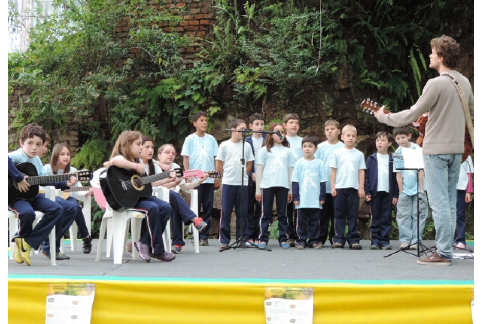 Crianças do Projeto Social da APEME apresentam-se nas Sessões Cívicas