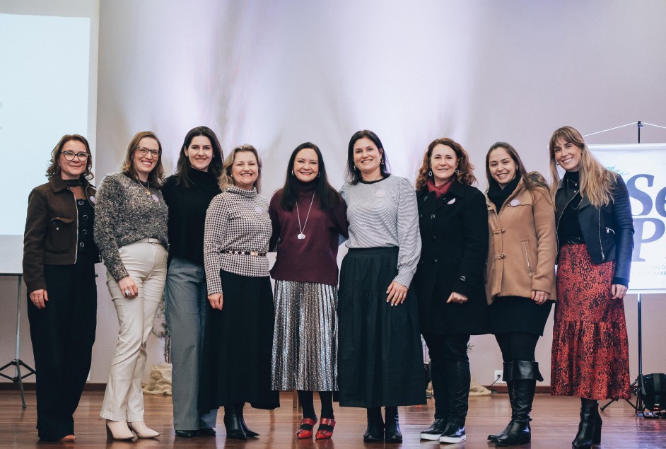 Comissão organizadora do evento com a palestrante - Foto: Gabriela Amaro