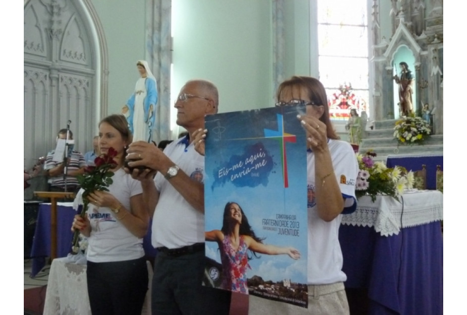APEME Mulher distribui rosas pela passagem do Dia Internacional da Mulher