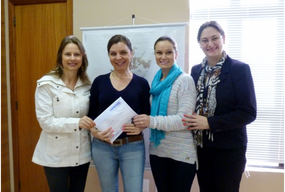 APEME Mulher entrega valor arrecadado à Liga de Combate ao Câncer