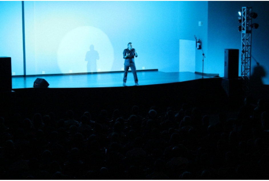 Mais de 400 pessoas prestigiam espetáculo do humorista Iotti