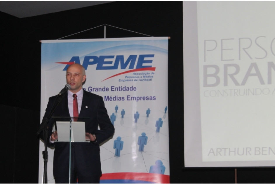 Palestra com Arthur Bender reuniu cerca de 500 pessoas