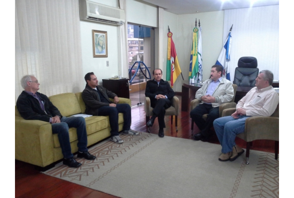 Prefeito recebe diretoria da AVIGA