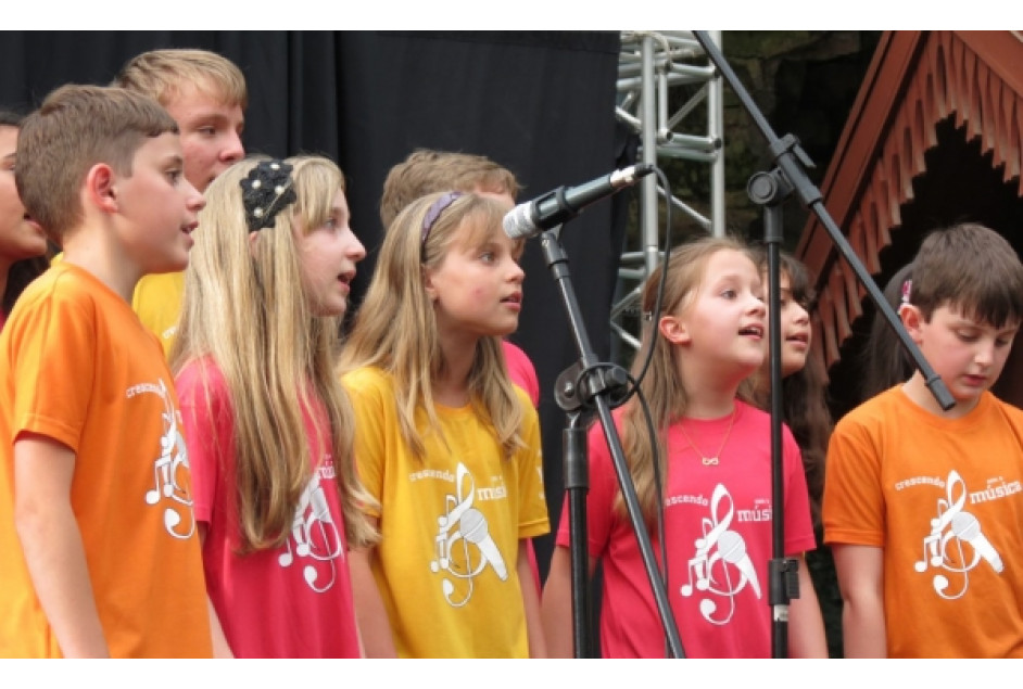 Crianças do projeto social da APEME apresentaram canções na Feira do Livro