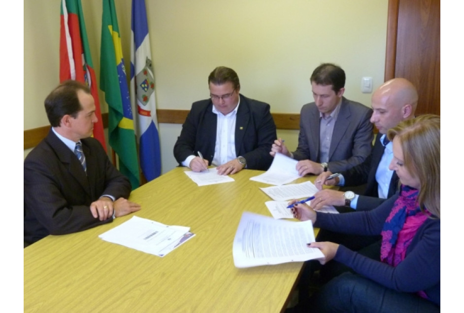 APEME e entidades assinam termo de cooperação para incentivo à frequência escolar